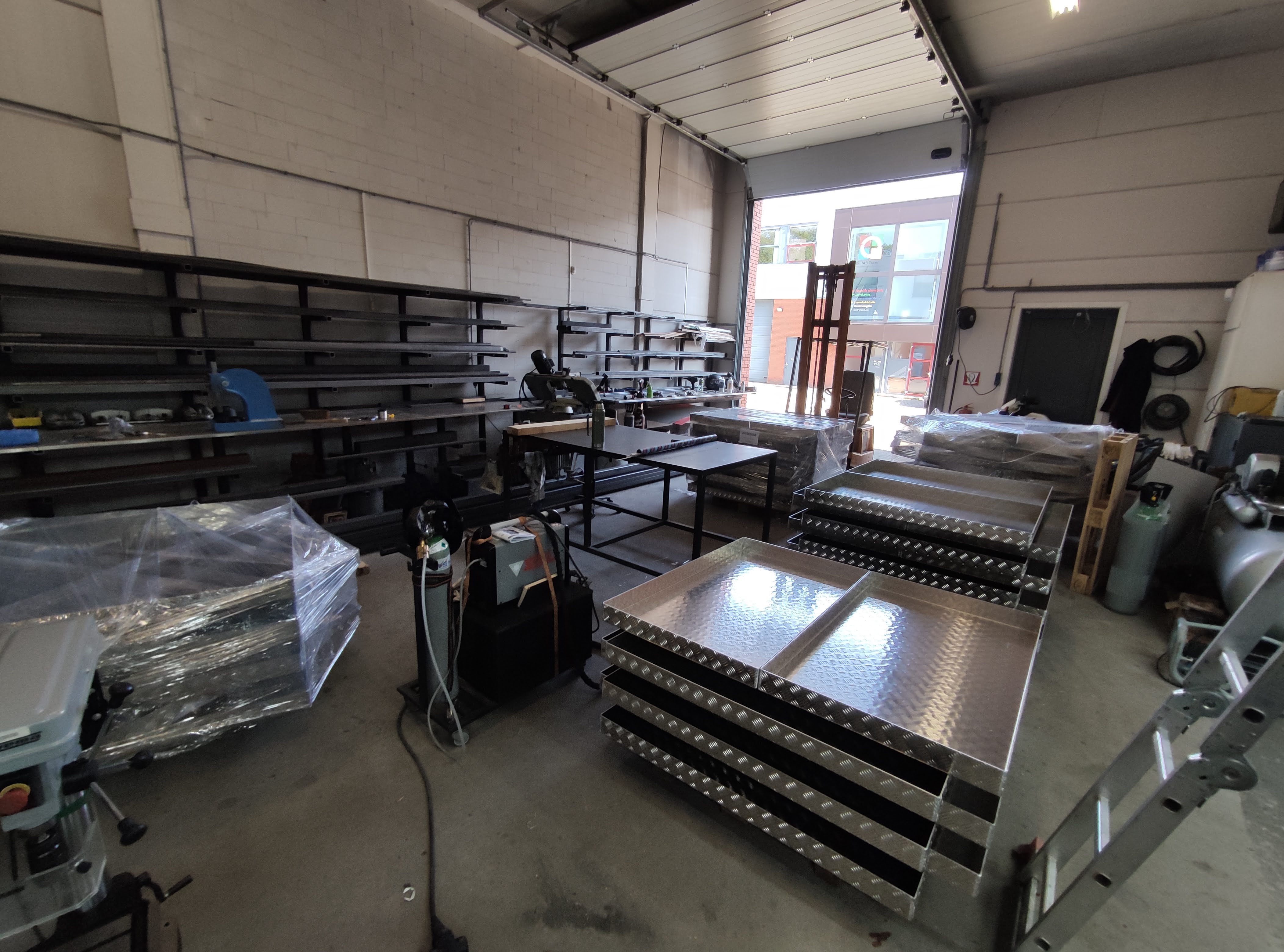 Het atelier van Atmos Metaalbewerking in Soest met vakmensen aan het werk aan stalen constructies